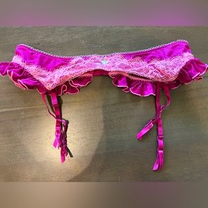 VTG Victoria’s Secret pink lace garter belt